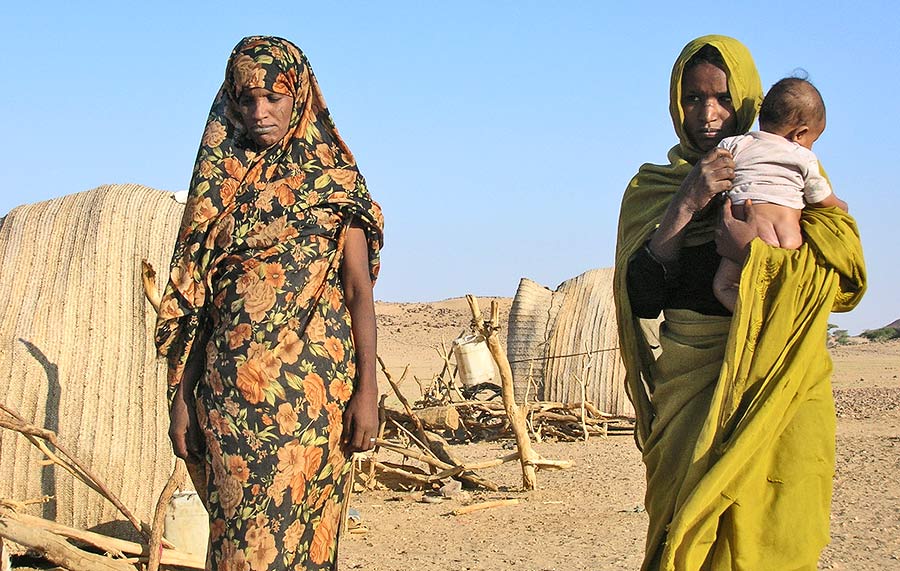 Bayuda: deserto e tribù - Donne della tribù Manasir nel deserto del Bayuda. Sono mamma, ...