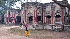 Puthia: gente e monumenti