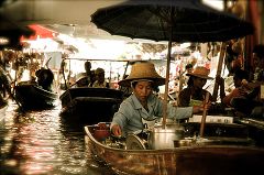 I mercati galleggianti di Bangkok