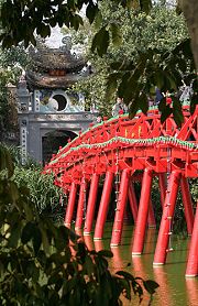 Lago Hoan Kiem, il ponte e la pagoda di Ngoc Son