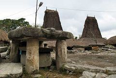 Waikabubak: monumenti