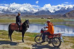 Lago Karakul: mezzi a confronto