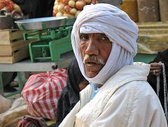 Minab: uomini al mercato