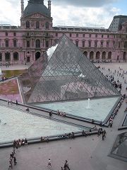Il Cortile e la Piramide del Louvre