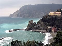 Monterosso, il porticciolo e la Torre Aurora